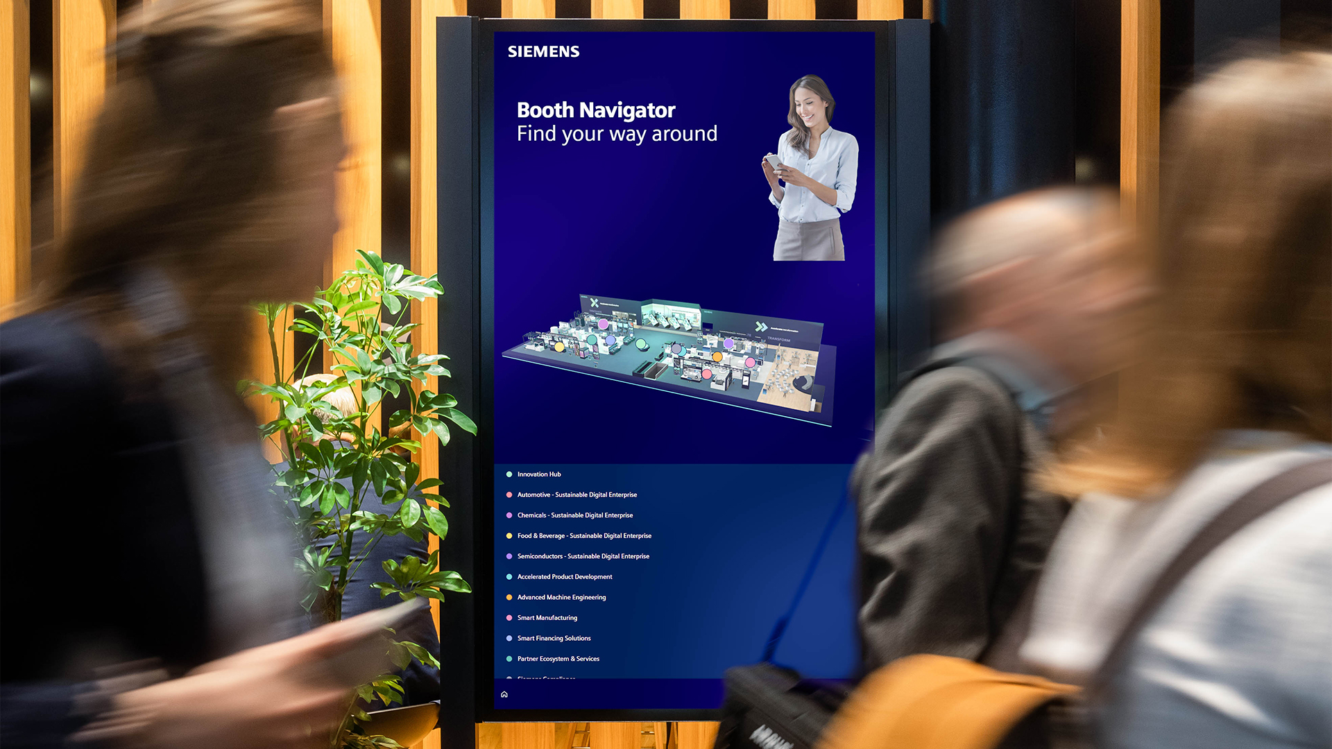 Messe Hannover B12-Touch: Besuchende laufen an interaktiver Vertriebspräsentation auf Stele vorbei