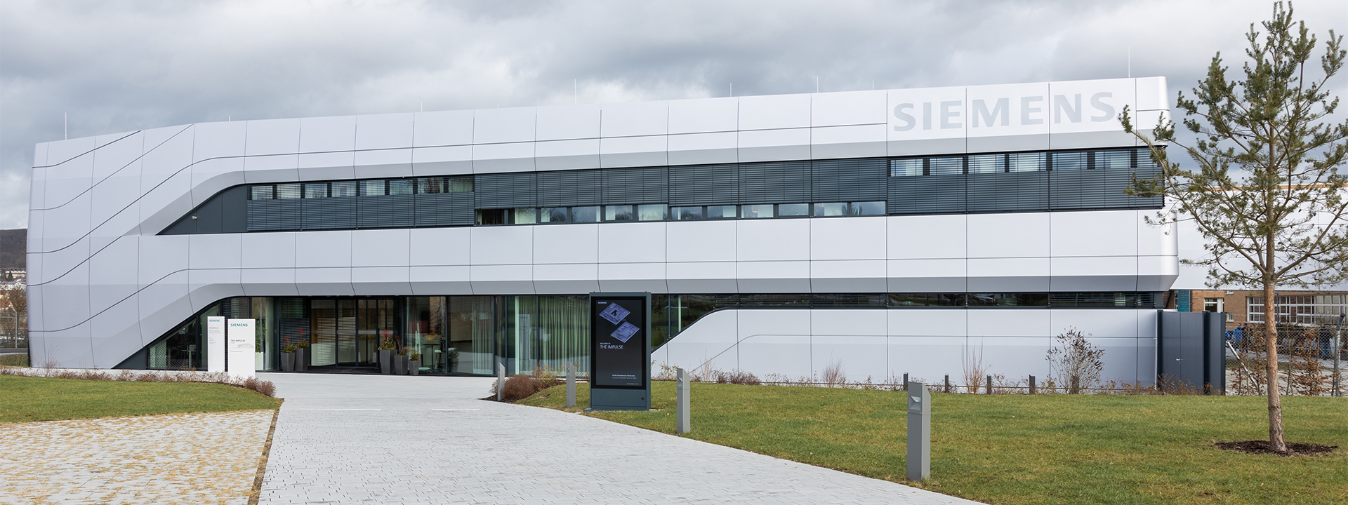 Außenansicht Erlebniszentrum Amberg, in dem sich der B12-Touch Showroom „Impulse“ befindet