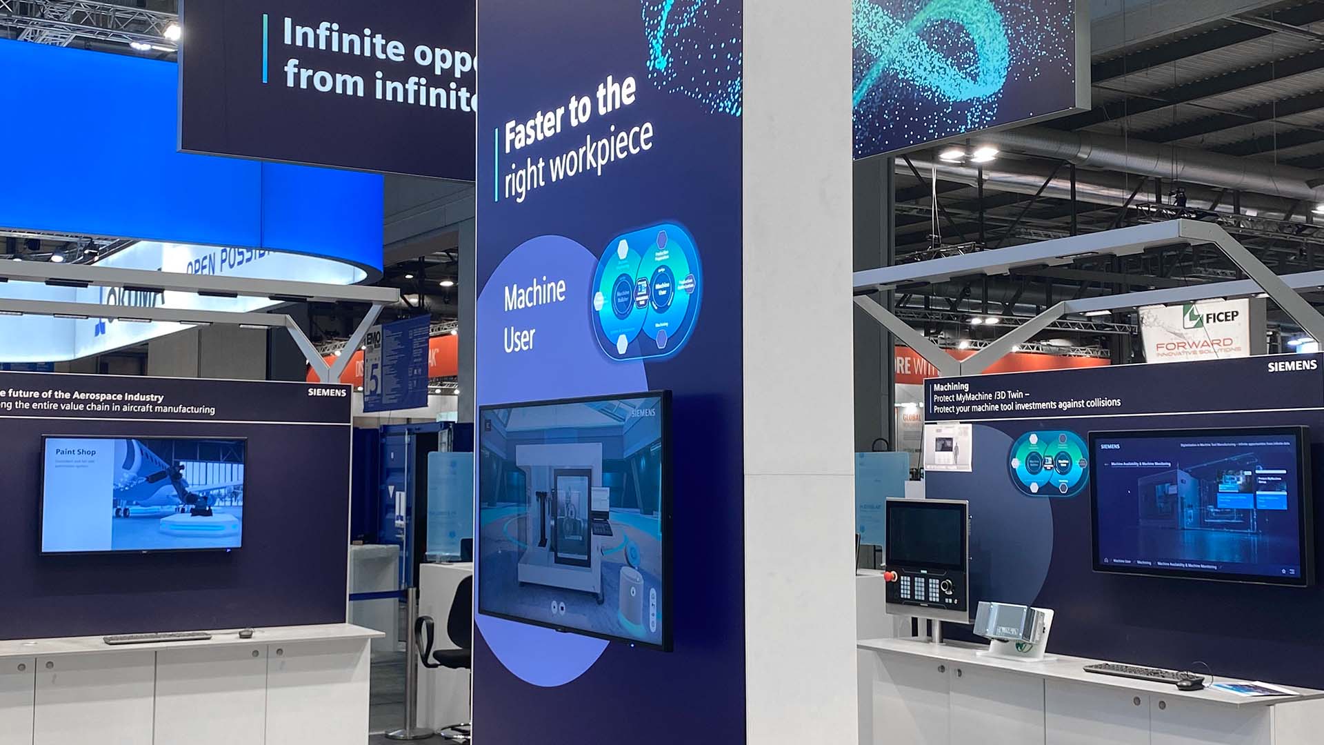 Ausstellungsfläche mit vielen Bildschirmen auf der Messe EMO Mailand – B12-Touch interaktive Vertriebspräsentationen