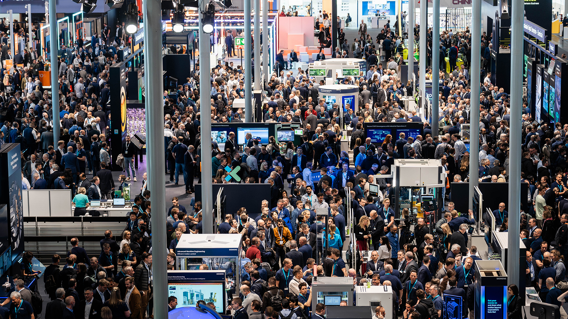 Von oben fotografierte Menschenmasse auf der Messe Hannover – B12 Headless CMS für den Vertrieb