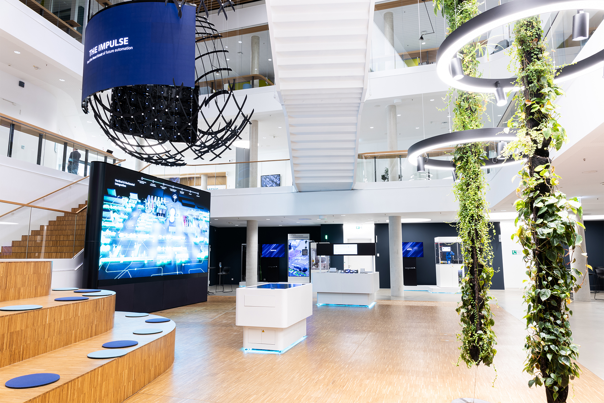 Blick auf den Showroom „The Impulse“ im Digital Experience Center Amberg mit großer LED-Wand