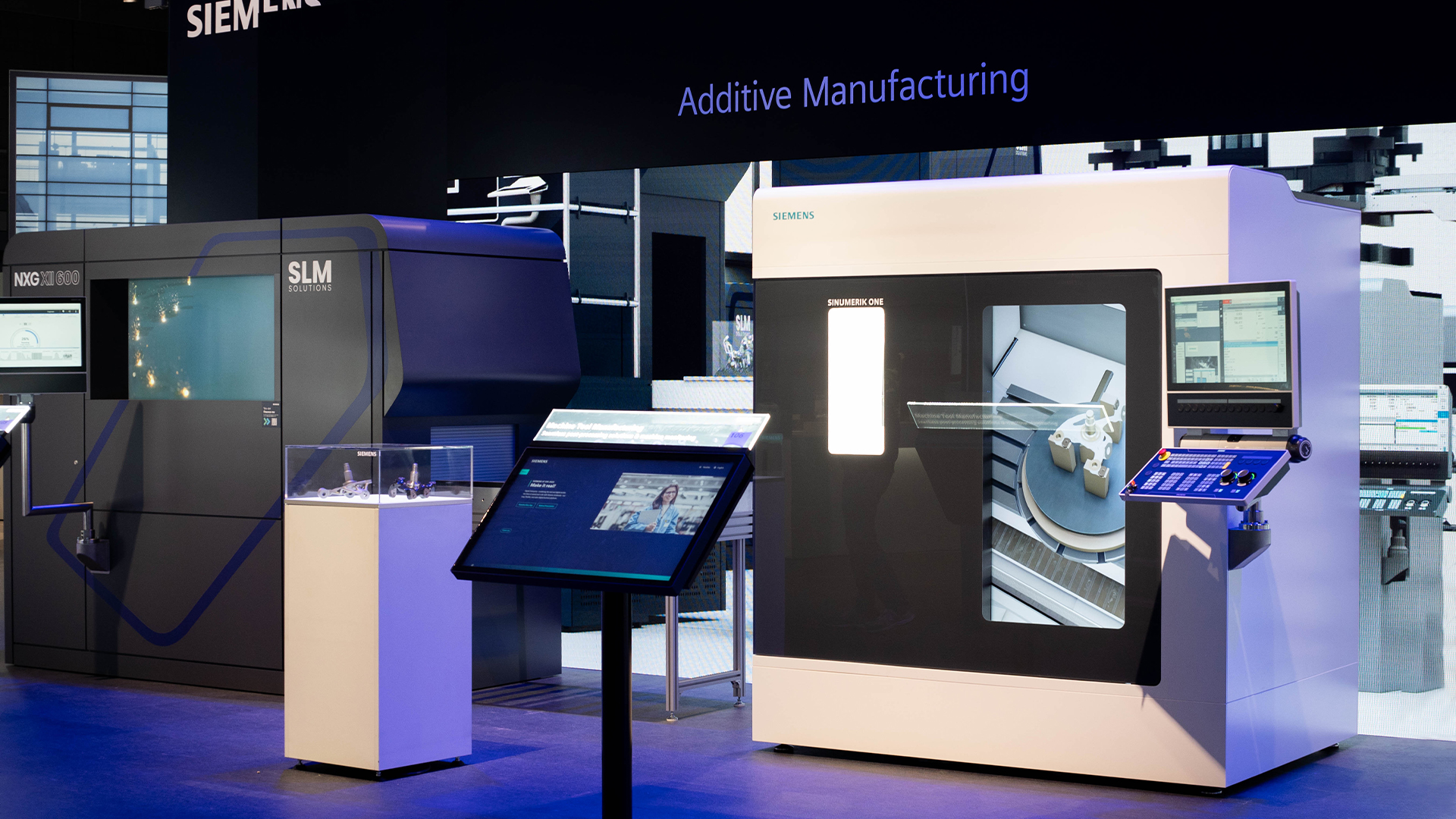 Ausstellung auf der Fachmesse SPS mit Bildschirmen, Exponaten und digitalen Inhalten – B12-Touch digitaler Vertrieb