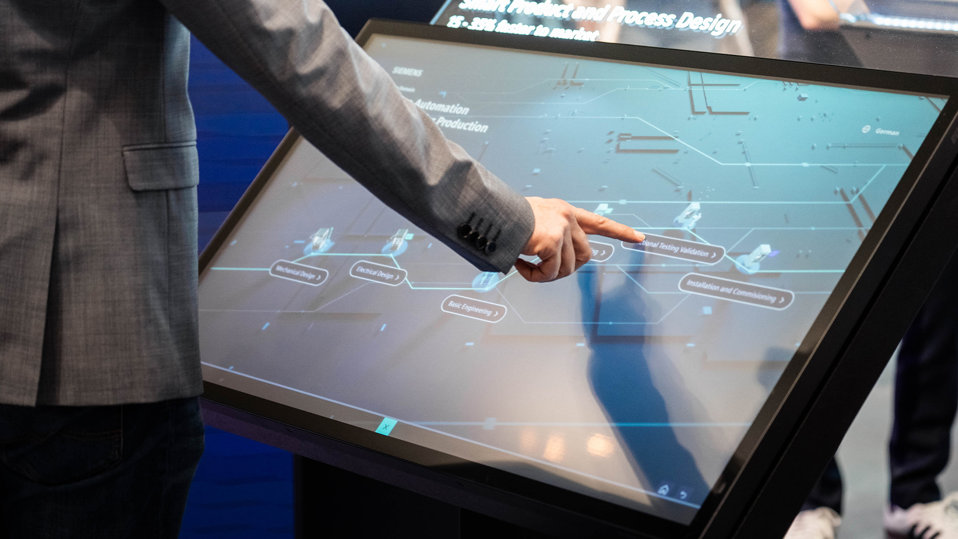 Screen at a trade fair with various data - the web and sales player from B12-Touch