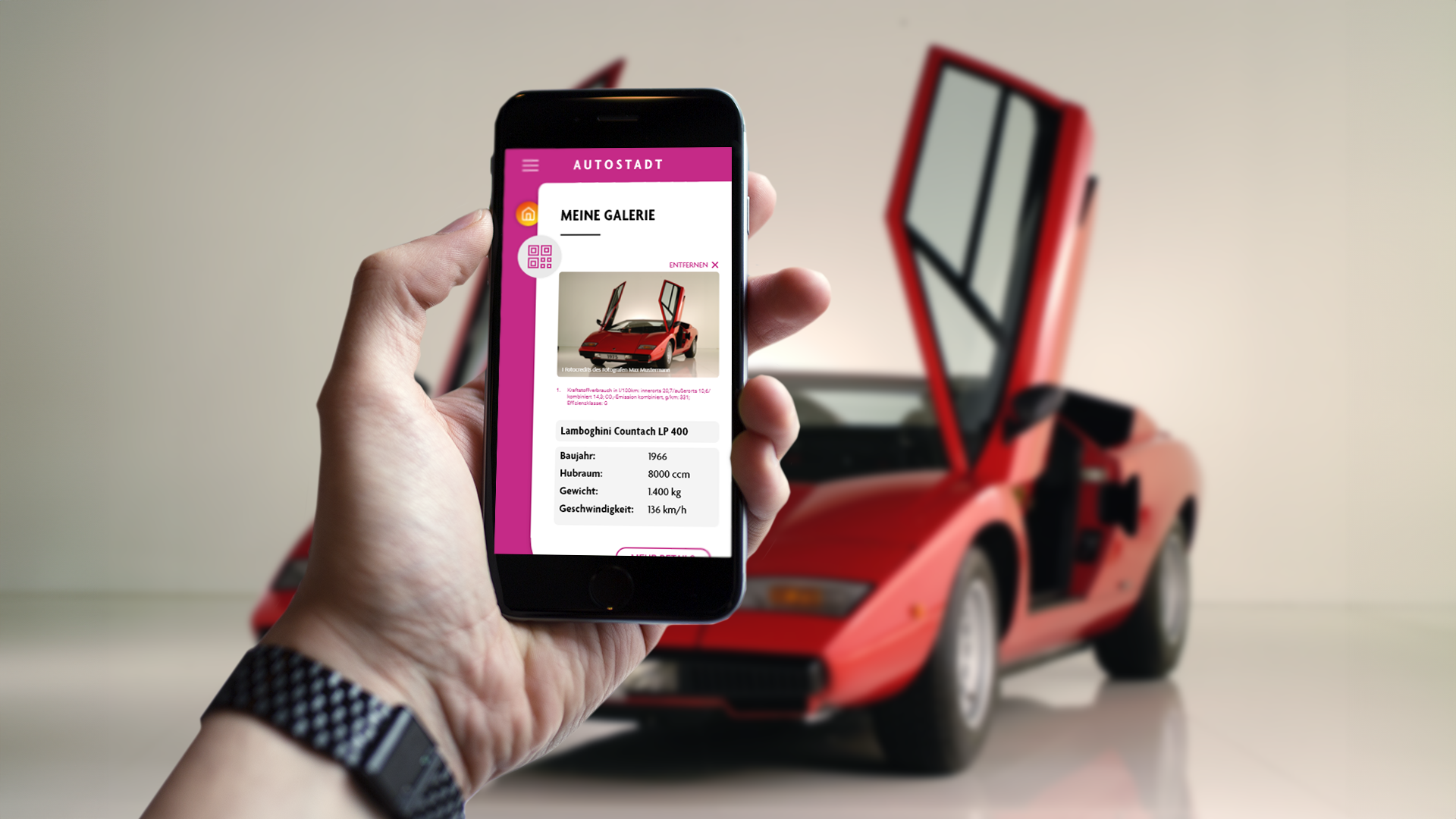 Hand mit Smartphone scannt rotes Auto, auf Bildschirm weitere Daten – B12-Touch personalisierte Kundenansprache