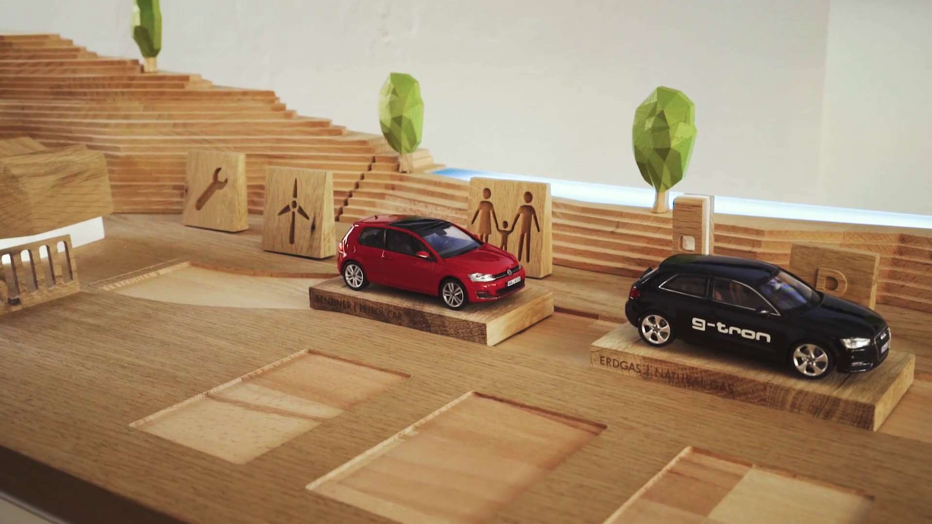VW Umwelt Exponat aus Holz mit Modellautos und -Bäumen: interaktive Vertriebspräsentation