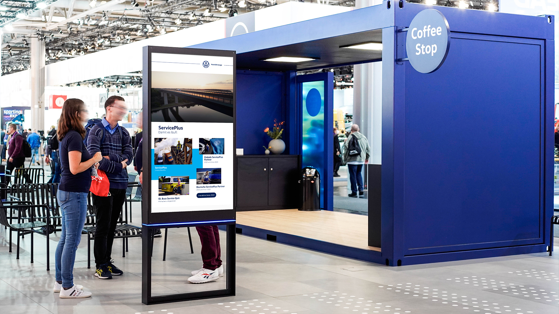 Auf dem Bild sieht man das Shopfloor-Management von B12 im Einsatz auf einem VW Messestand.
