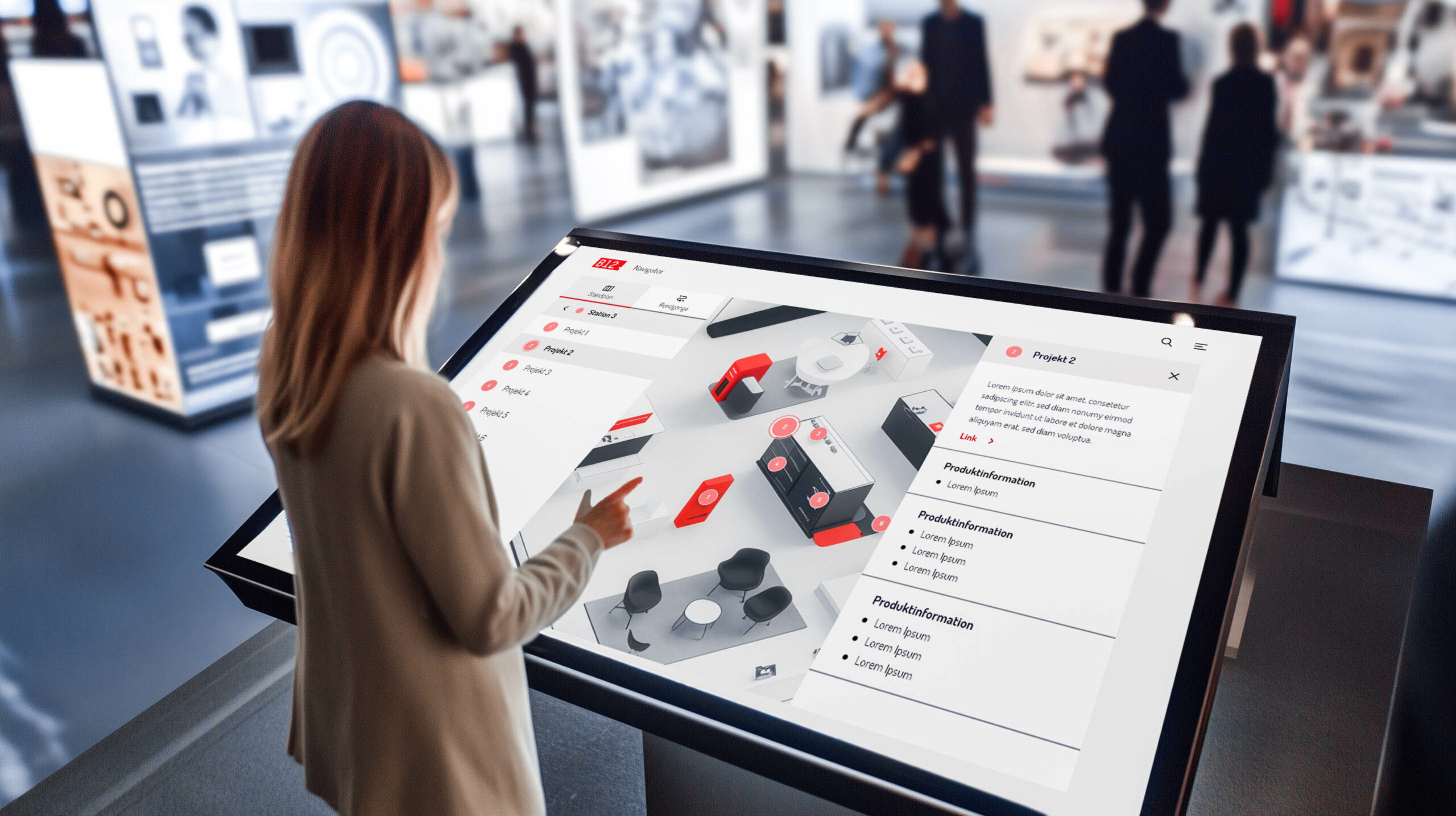 Frau tippt auf einen Bildschirm mit einer Digital Maps Lösung von B12-Touch während Messe – Headless CMS Vertrieb