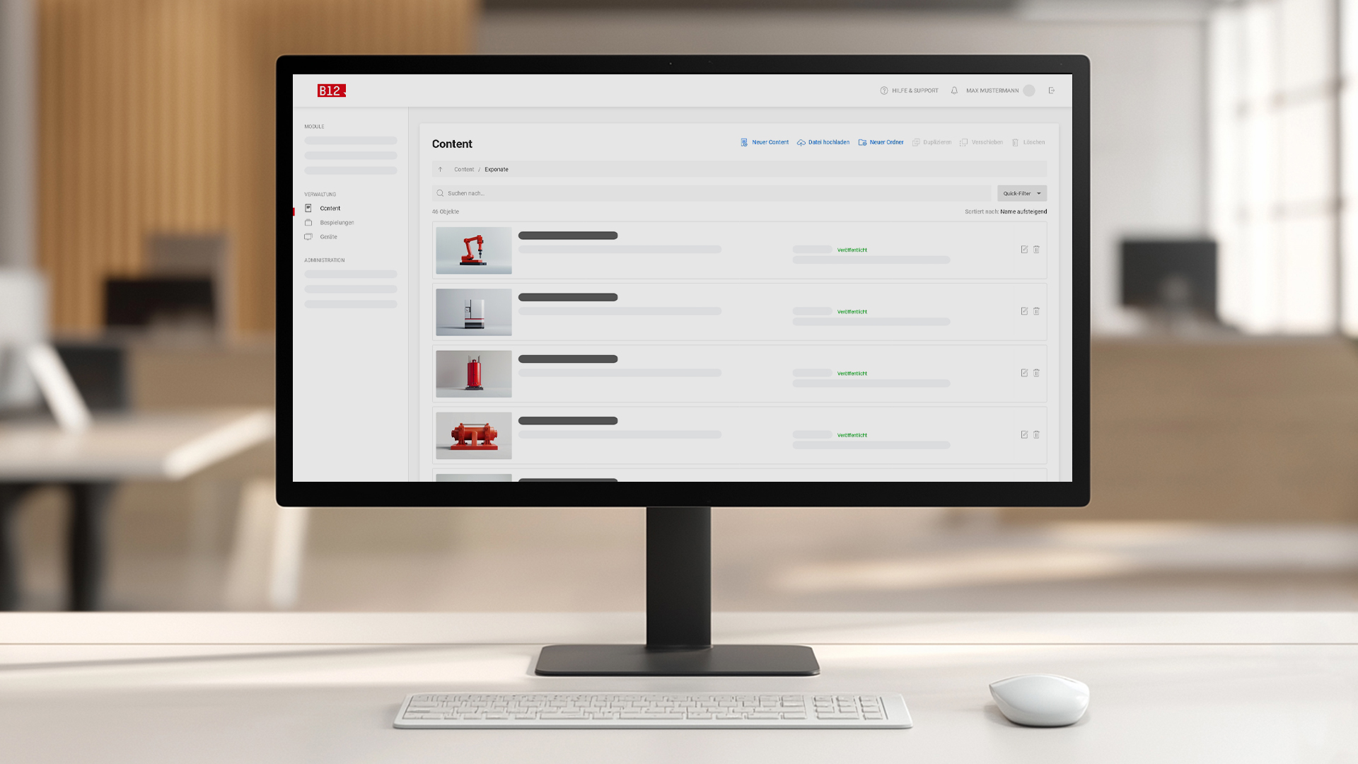 Monitor mit geöffnetem B12 Headless CMS mit Bildern von Exponaten und Feldern, in denen Fahrzeugdaten eingepflegt werden