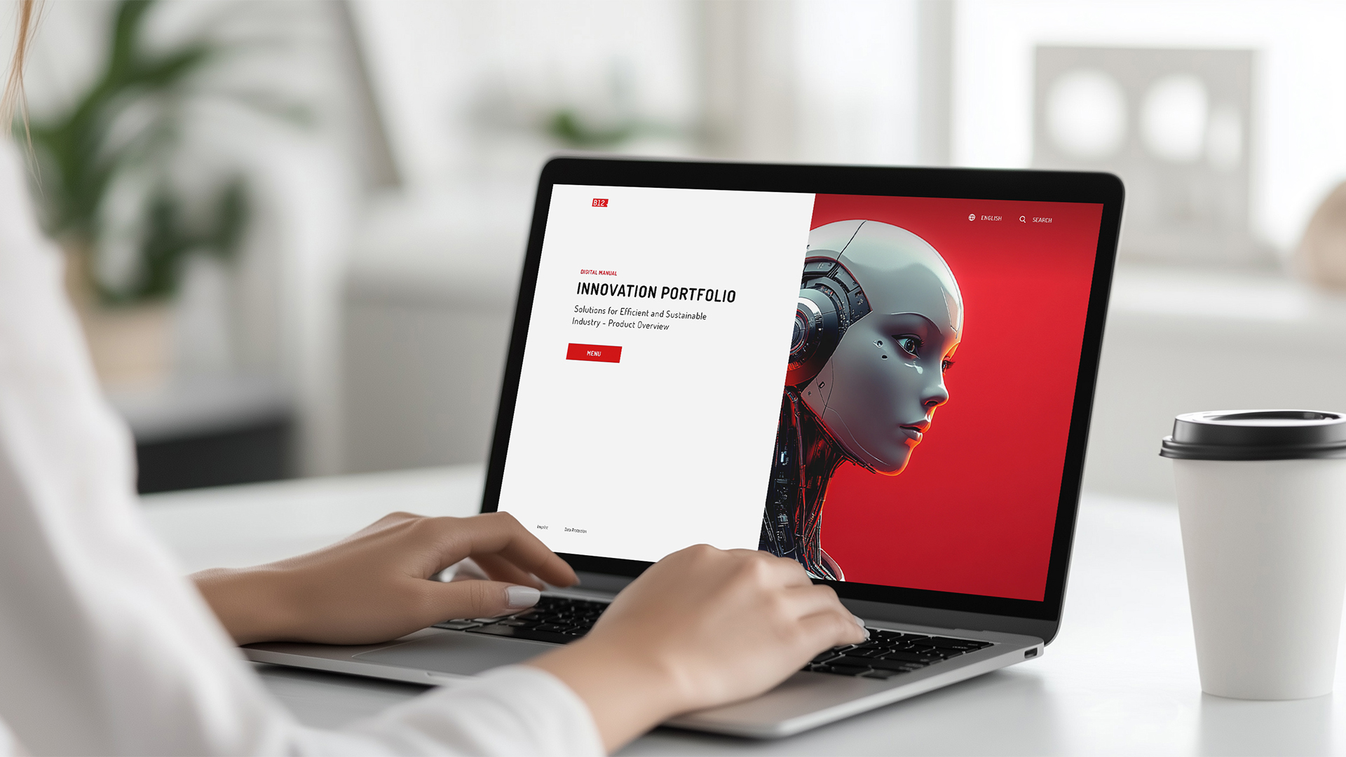 Eine Frau sitzt am Schreibtisch, darauf ein geöffneter Laptop mit einer B12-Touch Webapplikation