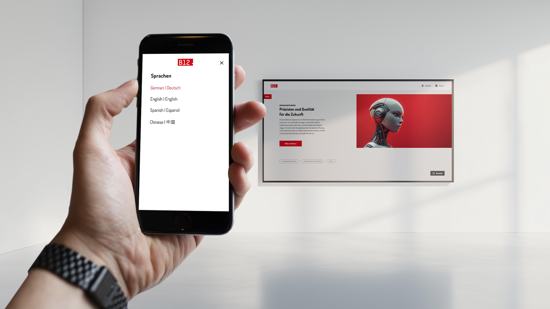 Hand hält Smartphone vor einen Bildschirm – B12-Touch Digitale Sales-Lösung