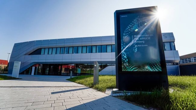 Impulse Im Vordergrund steht ein Schild, im Hintergrund das „The Impulse Visitor Center“